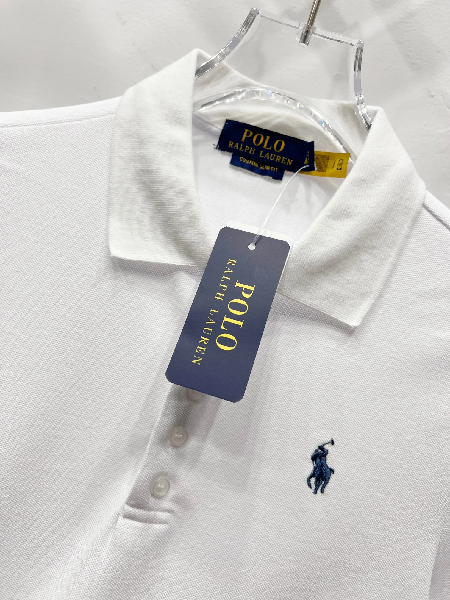 P140 (women's style) Ralph Lauren five-button classic pony embroidered polo shirt short-sleeved T-shirt women's polo Every summer, polo shirts have become a must-have item in the wardrobe! Especially this Ralph Lauren polo shirt, with its classic pony logo embroidery, you will fall in love with it at first sight. The slim fit perfectly shows off women's curves, the five-button design is simple yet elegant, and the pure cotton material allows the skin to feel the coolness of summer. This polo shirt is not only suitable for daily wear, but also the best choice for dates and parties. Whether paired with shorts or jeans, it can show a different American style. Color White Size S-L